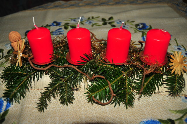 Man nehme ein Birkenbrett, 4 Kerzenhalter, 4 Kerzen,   Zweige und Deko. In das Birkenbrett 4 Löcher bohren die Kerzenhalter einstecken, einige Zweige mit Heißkleber ankleben, Dekorieren und Kerzen aufstecken. So spart man etwas Geld und hat auch noch Freude dabei.