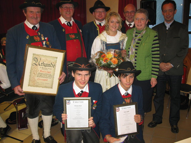 Ehrenmitglied Manfred Spiß, Obmann Hanspeter Zangerl, der langjährige Kapellmeister Michael Zangerl, Bgm. Harald Sieß, Bezirksvertreter Paul Schranz, Johanna Tamerl, Fahnenpatin Anna Stark, Florian Juen und Jonas Spiß.