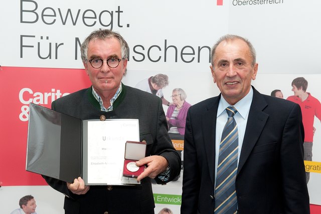Caritas-Direktor Mathias Mühlberger (re.) überreicht Wolf-Dieter Pichler aus Steyr die Elisabethmedaille. | Foto: www.ooe-bezirksblicke.at