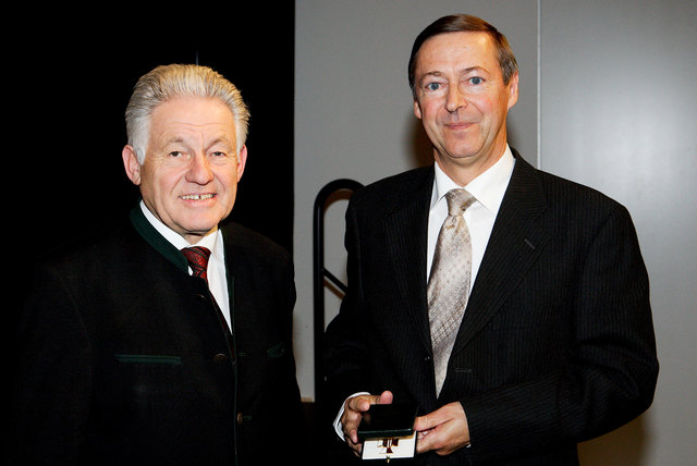 Landeshauptmann Josef Pühringer mit dem Geehrten Werner Kronlachner. | Foto: Land OÖ/Stinglmayr