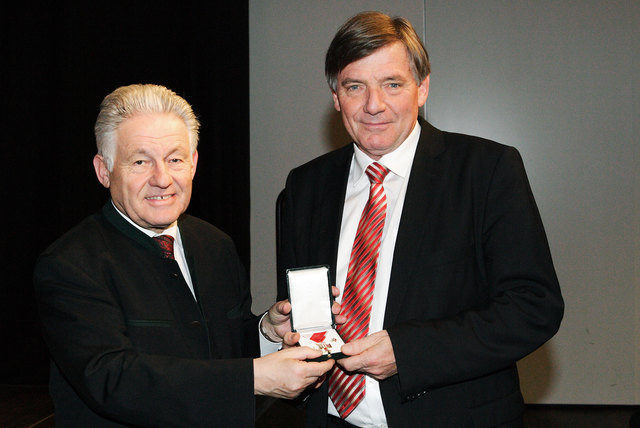 Landeshauptmann Josef Pühringer gratulierte Wilhelm Achleitner (r.). | Foto: Land OÖ/Stinglmayr