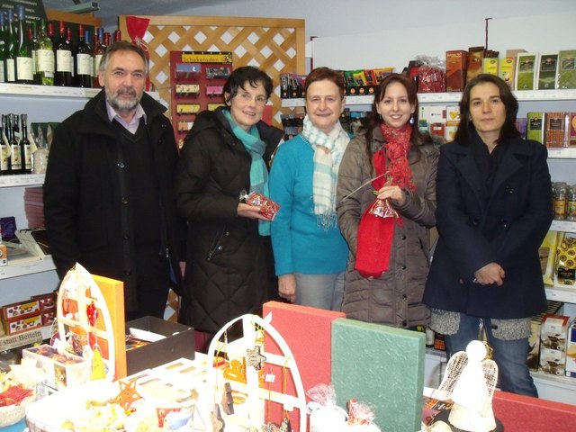 Franz Fuchs, Eva Hahn-Schachinger, Weltladen-Leiterin Gertraud Grassauer, Nicole Schindler, Martina Bauer (v.l.) | Foto: privat