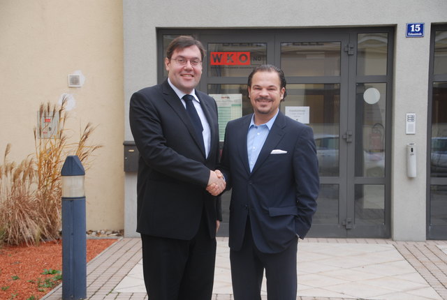 Der "alte" Obmann Herbert Röhrer (re.) wünscht dem neuen, Andreas Hager, viel Erfolg.