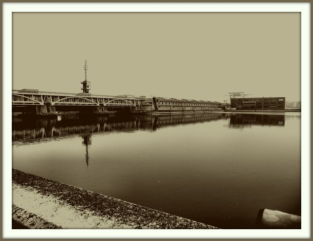 Was aussieht, als wollte ich Riki plagiieren, liegt schon lang im Hobbyfotografen-Ordner: ein Sepia-Bild des Kraftwerks Freudenenau