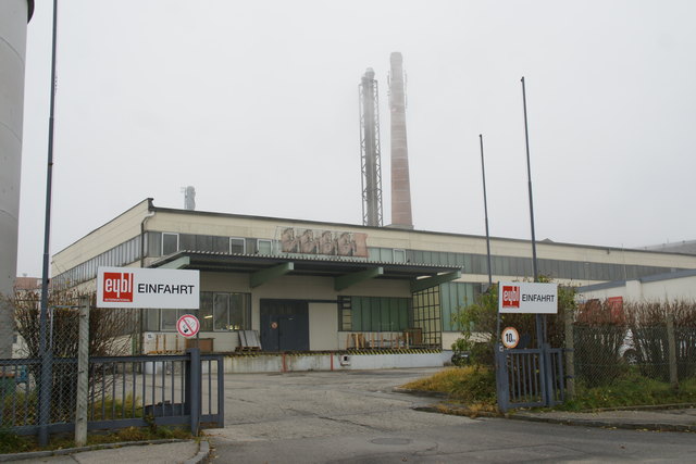 Die Firmenschilder weisen noch die bisherige Bezeichnung auf: Eybl. Nun heißt die Firma Erlenbruch TVG Gmbh uns soll von einem seriösen Käufer erworben werden.