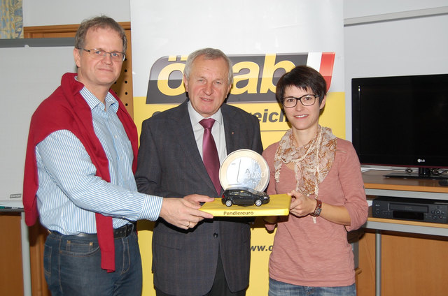 Von ÖVP-Politikern wird der sogenannte „Pendlereuro“ propagiert. Am Foto (v. l.): VP-Landtagsabgeordneter Jürgen Höckner, Landeshauptmann-Stellvertreter Franz Hiesl und die Eferdinger ÖAAB-Bezirksobfrau Monika Prenninger. | Foto: ÖVP