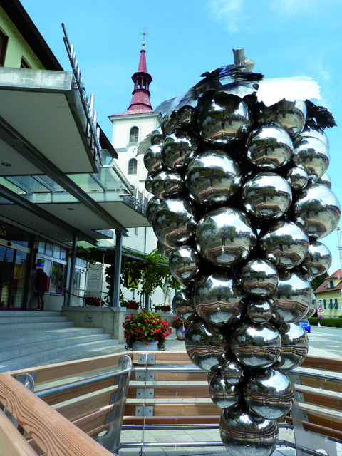 Ein wahrer Hingucker: Die Edelstahltraube bereichert die Optik des Ortskerns.