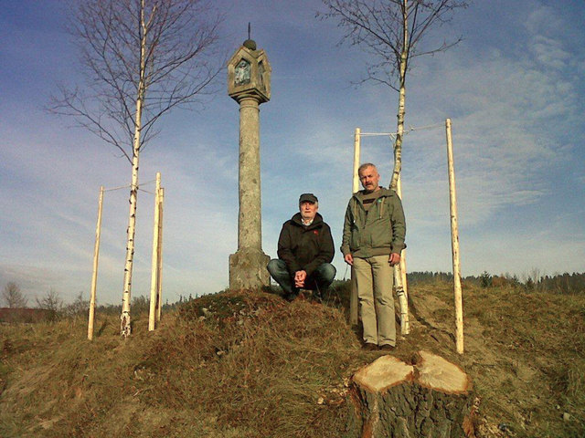 Karl Zimmerhackl und Straßenmeister Kurt Wittner freuen sich über die neugepflanzten Birken beim Marterl.
