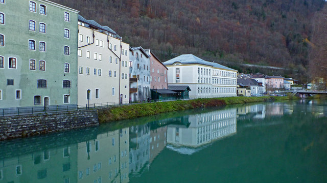Als ich zur Volksschule (fünftes Gebäude von links) ging, gebärdete sich die Salzach noch wie wild, denn die Solstufe existierte noch nicht. Damals übte die alte Kegelbahn des Sandwirts doch eine gewisse Faszination auf uns Volksschüler aus! (im Bild die dunkelgrünen Holzhütten vor dem altrosaroten Gebäude)