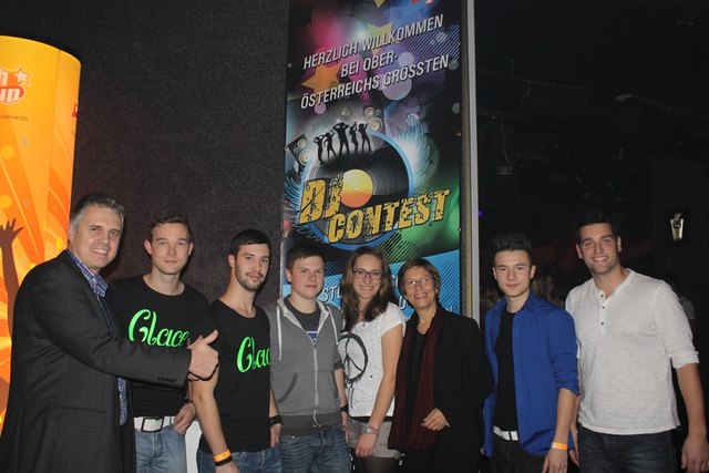 SP-Landesgeschäftsführer Christian Horner (links) und SP-Klubvorsitzende Gertraud Jahn (Mitte) statteten den DJs und Organisatoren SJ-Vorsitzender Fiona Kaiser (Mitte) und SJ-Landessekretär, Florian Koppler (rechts), einen Besuch ab. | Foto: SP