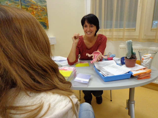 DSA Maria Neumayr berät die Jugendlichen in der First Love Ambulanz im Krankenhaus Zell am See zum Thema Liebe und Sexualität Foto: Daniela Pirchmoser