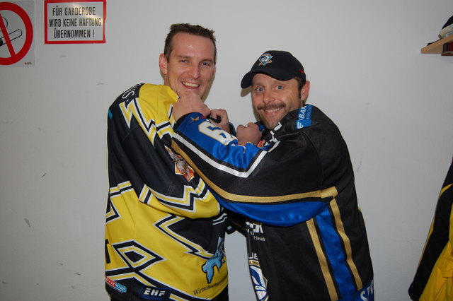 Derbystimmung: Walter Bader (li., EHC St. Veit) und Kiebitz Althofen-Captain Christoph Kopeinig gingen bereits auf Tuchfühlung