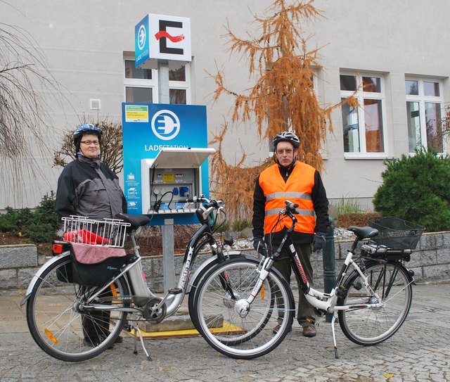 Die ersten Benutzer der neuen E-Ladestation bei der Hauptschule Aspach beim Aufladen der Elektrofahrräder: Gertraud Egger-Lederer und Josef Hörandtner