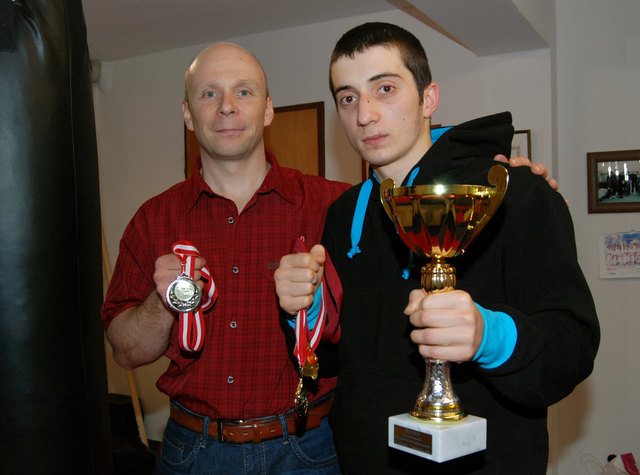 Der Gasteiner Apotheker und Teakwondo Trainer, Andreas Hörtnagl setzt sich mit den Vereinskollegen für ein Bleiberecht seines Schützlings Junadi Sugaipov (r.) ein.