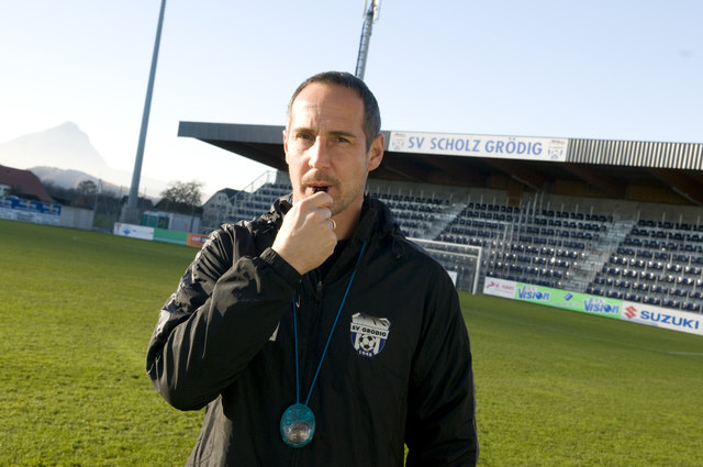 Alles tanzt nach seiner Pfeife: „Als Trainer erwarte ich viel von meinen Spielern“, erklärt Adi Hütter.