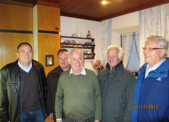 Von Links nach Rechts. Obmann des MGV Mauterndorf Herbert Mauser, OMSTv. Siegfried Perner, Jubilar Chrysanth Gspandl, ChorleiterSTv. Hanns Fingerlos und Chorleiter OSR Alois Maier.