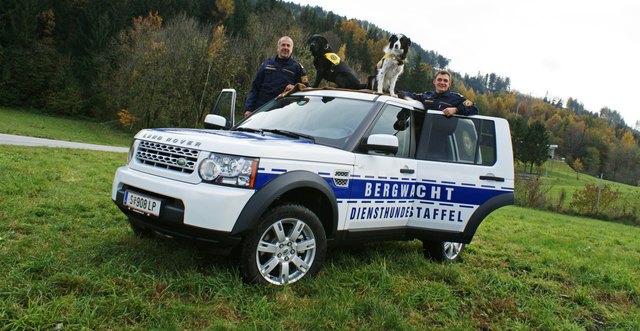 Stephan Pixner (links) und Simon Mayer (rechts) gemeinsam mit den beiden Diensthunden Aaron und Aaron und ihrem neuen Land Rover | Foto: Land Rover