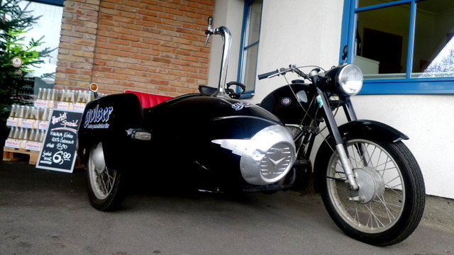 Bieromobil mit Zapfhahn am Beiwagen.
