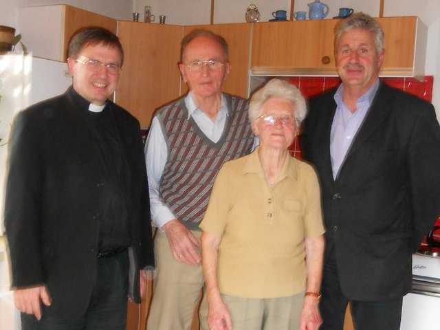 Der Kirchdorfer Pfarrer Mag. Georg Gerstmayr und Bürgermeister Ernst Schwaiger gratulierten Willibald Schellhorn (mit seiner Ehefrau Katharina) herzlich zum 85. Geburtstag