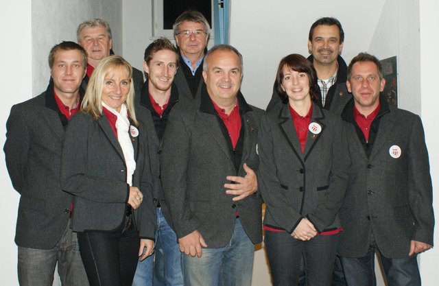 Union Niederneukirchen: Obmann Hermann Rohm (vorne 3. v.r.) mit seinem Team. | Foto: Union NNK