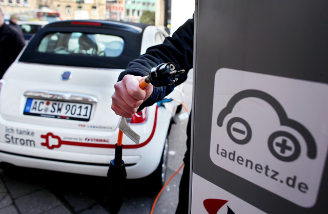 Neben Ölwechsel fallen bei Elektroautos Auspuff- und Kupplungsersatz weg. | Foto: APA/dpa