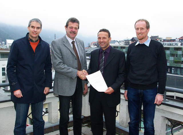 Angelobung: Bgm. Manfred Matt, BH Markus Maaß, Neo-Vizebgm. Patrik Wolf und Gemeinderevisor Andreas Walser. | Foto: P. Schranz