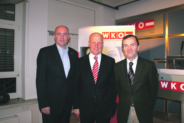 WKO Ried-Leiter Christoph Wiesner, Composite-Experte und Referent Otto Urbanek sowie WKO Ried-Obmann Alfred Frauscher. | Foto: Doms
