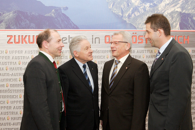 Haben sich geeinigt: v.l.: LR Max Hiegelsberger, LH Dr. Pühringer, Landesfeuerwehrkommandant LBD Dr. Wolfgang Kronsteiner und LBD-Stv. OBR Mayer | Foto: Land OÖ