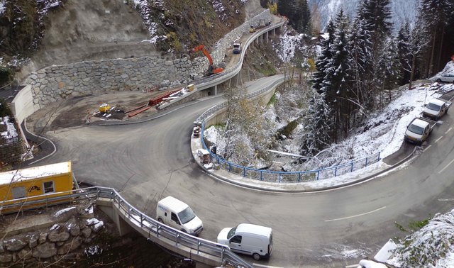 Nach umfangreichen Hangbauarbeiten wurde die Kreuzung Oberthal nun für den Verkehr freigegeben. | Foto: Land Tirol