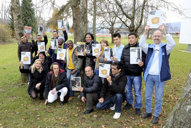 Gruppenfoto für "Megaphon": Menschen in Not kaufen sich die jeweils aktuellen Zeitungen um 1,25 Euro und verkaufen sie um 2,50 Euro weiter. | Foto: KK