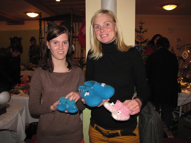 Silvia und Theresa haben Filzpatschen für Groß und Klein