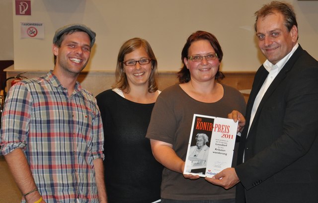 Die Kinderfreunde Loosdorf erhielten den Gisela Konir Preis für innovative Ortsgruppenprojekte: v.l.: Kinderfreunde Bezirksvorsitzender Peter Pumpler, Corinna Sattler, Ortsgruppen-Vorstzende Anita Astelbauer, Landesvorsitzender Andreas Kollross.