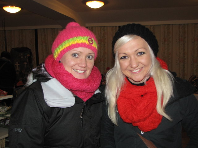 Lydia und Beate finden sicher ein schönes Geschenk am Rußbacher Adventmarkt
