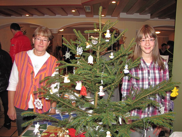 Die Vorfreude auf Weihnachten verkürzen sich Kathrin und Stefanie mit liebevollen Basteleien