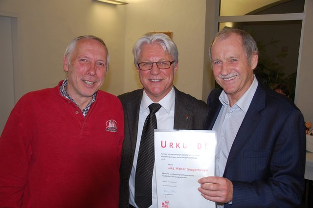 Gebi Hammer und LHStv. Gerhard Reheies verabschieden Walter Guggenberger (v. l.). | Foto: Land Tirol/Matt