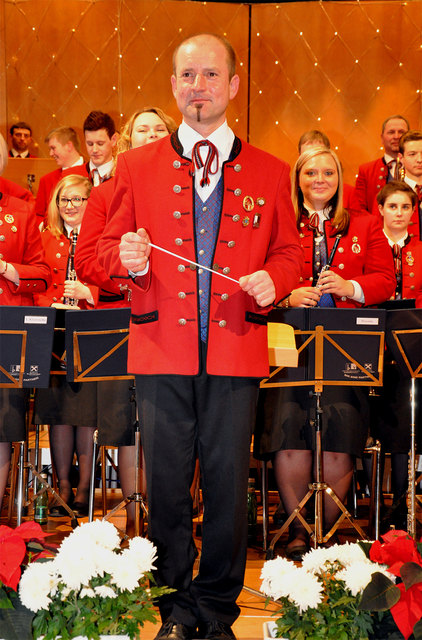 Kapellmeister Matthias Schwaighofer hat wieder ein hörenswertes Programm mit den 63 MusikerInnen einstudiert.