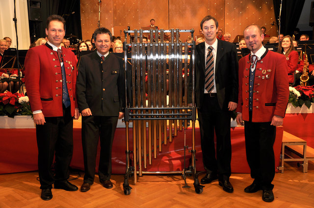 Direktor Thomas Kühleitner und Mag. Karl Heinz Ablinger von der Raiffeisenbank Mondseeland bei der feierlichen Übergabe der Röhrenglocken.