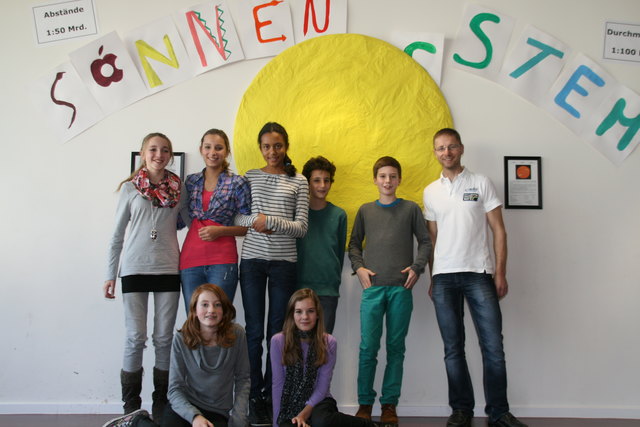 Die Planeten wurden im Maßstab 1:100 Mio. geplant. Damit das Projekt im Schulhaus Platz fand und nicht bis nach Schwaz reichte, berechneten die Kinder den Abstand der Planeten zueinander mit 1:50 Mrd. Während die kleinsten Planeten unseres Sonnensystems nur so groß wie eine Kinderhand sind, fand von der Sonne nur ein kleiner Teil im Schulhaus Platz.