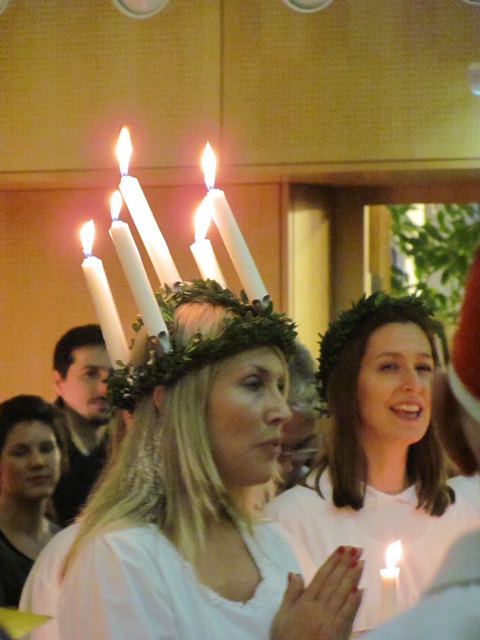 Lucia trägt die Kerzen am Kopf alle anderen Frauen in der Hand