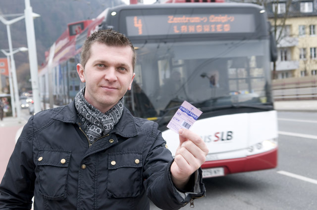 Ticketautomaten im Bus und an den wichtigsten Haltestellen aufzustellen, fordert ÖVP-GR Josef Weiser.