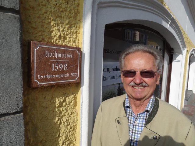 Stadtführer Otto Duscher setzte sich heuer für die Anbringung einer Tafel für das bisherige höchste Hochwasser in Schärding ein. | Foto: privat