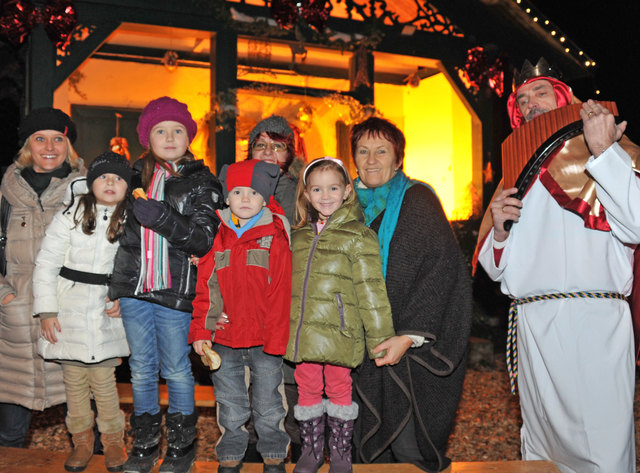 Am Weihnachtsmarkt: Irene Poganitsch und Astrid Kirschner-Mack mit Besuchern und Kindern | Foto: KK