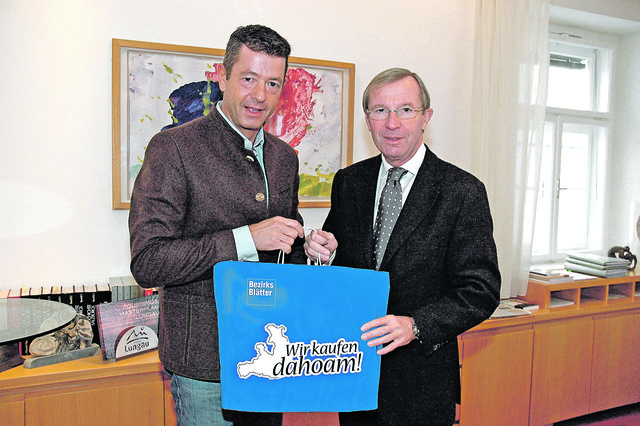 „Wir kaufen dahoam“: LH-Stv. Wilfried Haslauer und Bezirksblätter-Geschäftsführer Michael Kretz stärken die regionale Kaufkraft.