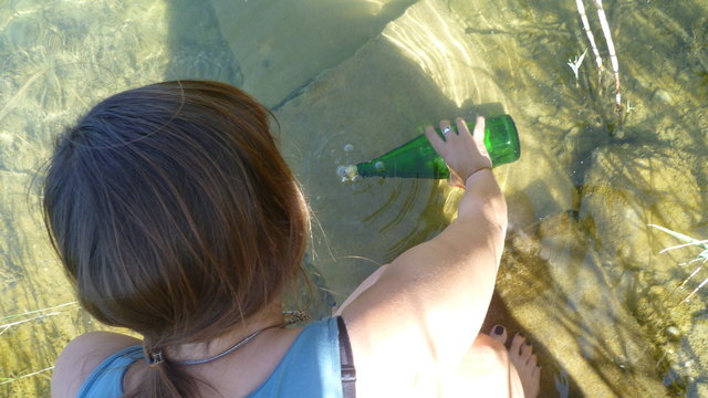 Global-2000-Aktivistin Ruth Rohrmoser nimmt eine Wasserprobe in Korneuburg. | Foto: Global 2000