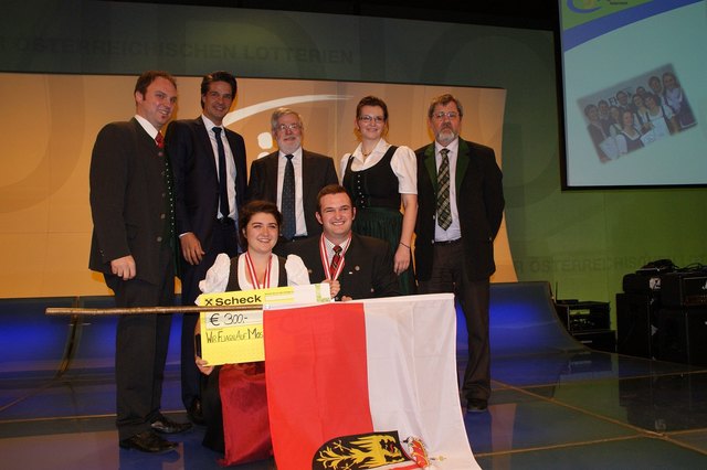 Im Bild stehend von links nach rechts: Bundesleiter Markus Zuser, Stefan Jauk Raiffeisen NÖ-Wien, Generalsekretär der Landwirtschaftskammer Österreich August Astl, Bundesleiterin Elisabeth Gneißl, Ministerialrat Josef Resch vom Lebensministerium; hockend: Landjugendleitung Ried-Katsdorf Johann Diwold und Julia Gumplmayr | Foto: Privat