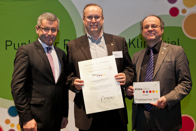LHStv. Anton Steixner (li.) übergibt den Preis an GR Norbert Blaha (Mi.) | Foto: Florian Lechner
