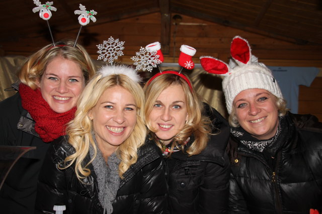 Süße „Adventhaserl“: Judith, Renate, Julia und Elvira vom Tennisclub verwöhnten die Gäste im Christbaumdorf mit Punsch. | Foto: Roth