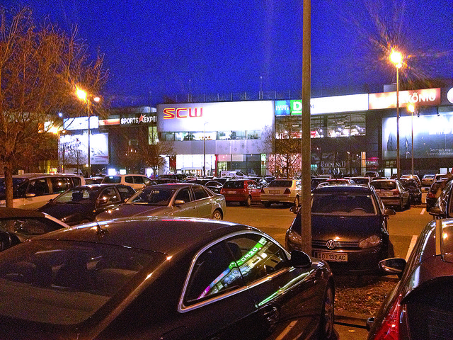 Bis kurz vor Ladenschluss waren die Parkplätze vor den Welser Einkaufszentren bestens gefüllt.