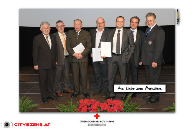v.l.n.r. LH Dr. Pühringer (LH),  Ortsstellenleiter Roiser, Herr Görner, Sigi Schwarz, Dir. Mag. Karner (Sparkasse), Bezirksgeschäftsleiter Leisch (RK), Präsident  Dr. Aichinger (RK) | Foto: ÖRK/LV OÖ