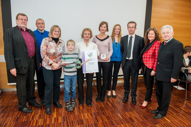Obmann Felix Hinterwirth, Markus Peböck, Gertrude Jindrich, Landeshauptmann Josef Pühringer und Vertreter der Volksschule Langenstein | Foto: Peter Christian Mayr